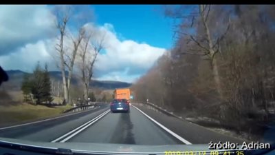 شاحنة تخرج عن السيطرة بعد انفجار إطارها (فيديو)