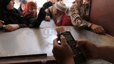 الحكومة تنفي توقف صرف الخبز من خلال البطاقات التموينية