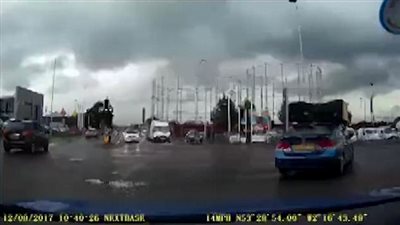 بالفيديو والصور.. سائق ينقل قطعة أثاث بطريقة غريبة