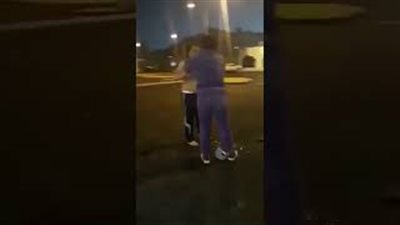 مشاجرة عنيفة بين شاب وخادمة في شارع عام بالكويت (فيديو)