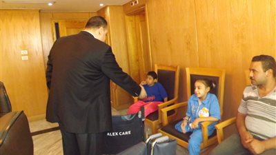 بالفيديو والصور.. محافظ الفيوم يمنح طفلين معاقين كرسيين متحركين