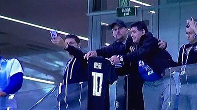 مارادونا يرفع قميص ميسي قبل لقاء الأرجنتين وكرواتيا