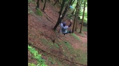 بالفيديو.. سقوط مروع لشاب حاول استعراض مهاراته أمام أصدقائه