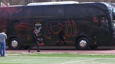 أتوبيس الأهلي يصل برج العرب استعدادا للقاء الاتحاد السكندري