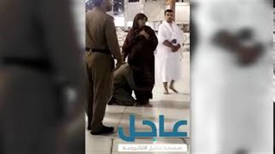 بالفيديو.. موقف مؤثر لشاب وقفت والدته من شدة تعبها أثناء الطواف