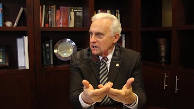 رئيس الجامعة الأمريكية: تعرضنا لخسائر كبيرة بعد تعويم الجنيه