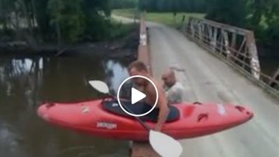 بالفيديو.. غباء رجل يتسبب في سقوطه بطريقة مروعة