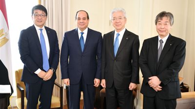 السيسي يلتقي رئيس شركة تويوتا.. ويؤكد: اليابان شريك إستراتيجي لمصر.. 