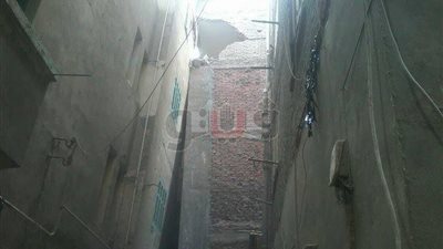 بالصور.. إزالة الدور السادس بالعقار المائل في المنصورة