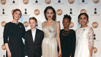 أنجلينا جولي تخطف الأنظار بأناقتها في حفل جوائز «Annie» (صور)