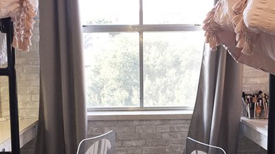 بالصور.. فتاتان تحولان غرفتهما بالسكن الجامعي إلى حجرة فاخرة