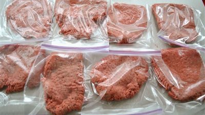 «حماية المستهلك» يكشف الأخطاء الشائعة في حفظ اللحوم بالتجميد