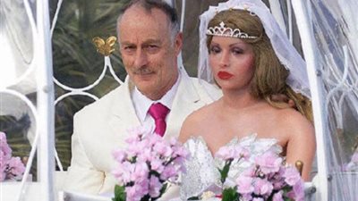 «أبرز 5 حالات زواج من الجماد».. صيني يتزوج «روبوت» في حفل زفاف.. أمريكية تعقد قرانها على «برج إيفل».. ياباني يرتبط بـ«وسادة» عليها صورة.. شاب يعشق شخصية في 