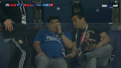 دموع أسطورة الأرجنتين مارادونا تثير اهتمام وسائل الإعلام العالمية