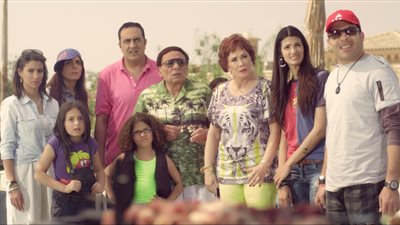 بالفيديو.. «عادل إمام» يتفرغ لتربية أحفاده في «صاحب السعادة»