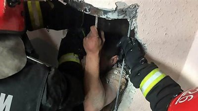 شاب يقفز في مجرى للنفايات من الطابق التاسع (فيديو وصور)