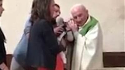 كاهن يصفع طفلاً على وجهه أمام عائلته (فيديو وصور)