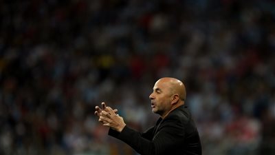 مدرب الأرجنتين: أشعر بمرارة الخسارة.. والفريق لم يساعد ميسي