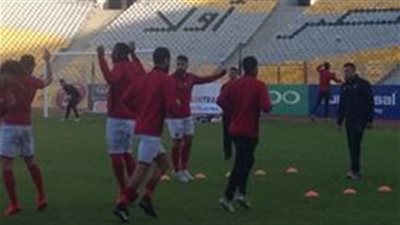 الأهلي يؤدى عمليات الإحماء استعدادا لملاقاة الاتحاد (صور)