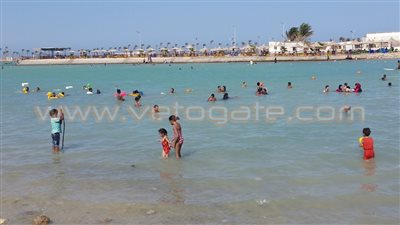 بالفيديو والصور.. إقبال متوسط على شواطئ الغردقة في ثالث أيام العيد