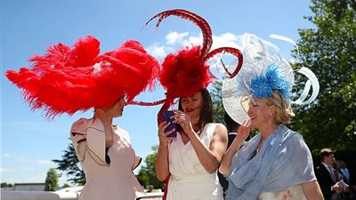 أغرب أزياء يوم السيدات في بريطانيا (صور)