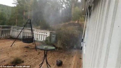 بالفيديو والصور.. لحظة تحطيم البرق ساحة منزل خلفية