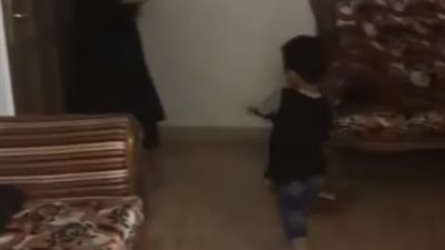 عقاب طفل حاول إخافة فتاتين بقطة (فيديو)