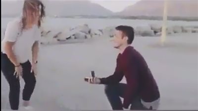 بالفيديو.. رد فعل جنوني لفتاة طلب حبيبها الزواج منها