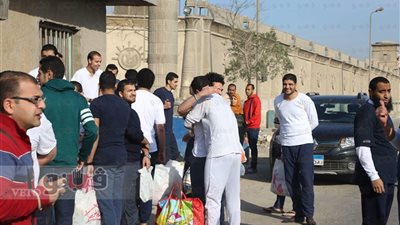 بالفيديو والصور.. «دموع الفرح» تستقبل الشباب المفرج عنهم.. رسائل شكر للسيسي.. والدة شاب: العفو أثلج صدورنا.. والد مفرج عنه ببورسعيد: ننتظر باقي المحبوسين