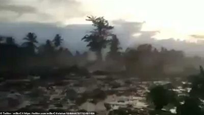 المياه تحمل المنازل في إندونيسيا بعد الزلزال المروع (فيديو وصور)