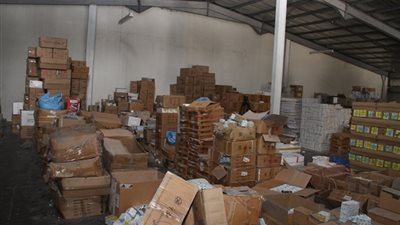 ضبط مصنعين لتعبئة المواد الغذائية غير مُرخَّصين بالمينا