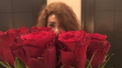 «باقة ورد» تثير تساؤل الجمهور حول ارتباط ميريهان حسين