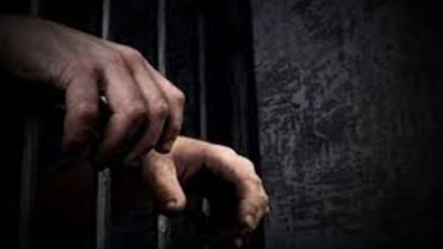 عامل يعذب طفلته بإطفاء السجائر في جسدها حتى الموت بالسلام