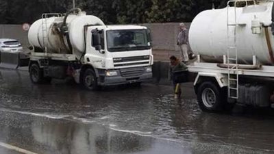الجيزة تدفع بـ35 سيارة لشفط مياه الأمطار