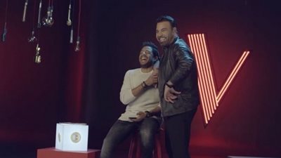 حماقي يداعب عاصي الحلاني في كواليس «The Voice» (فيديو)