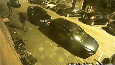 لحظة «تثبيت» فتاتين بالسكين في أحد شوارع أمستردام (فيديو وصور)