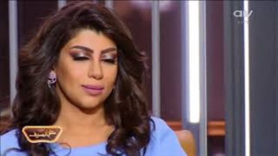 بالفيديو.. فنان يتسبب في بكاء وانسحاب مذيعة كويتية على الهواء