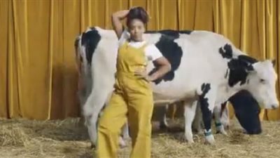 شبههن بالأبقار.. إعلان لمضخة ثدي يثير غضب النساء (فيديو)