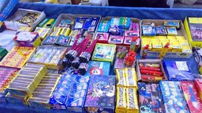 ضبط عامل بحوزته كرتونة ألعاب نارية في الجيزة