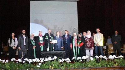 بالصور.. الخشت يتسلم شهادة الاعتماد الدولي لكلية العلاج الطبيعي