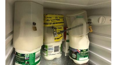 شاهد.. شرطي يثير السخرية بطريقته في حفظ اللبن بثلاجة العمل