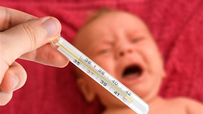 احذري.. حرارة الطقس العالية تهدد حياة طفلك