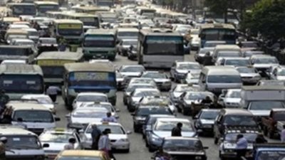 كثافات مرورية أمام جامعة عين شمس بسبب كسر ماسورة مياه