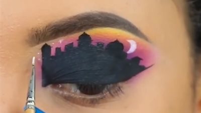 امرأة تحول جفن عينيها للوحات فنية (فيديو)