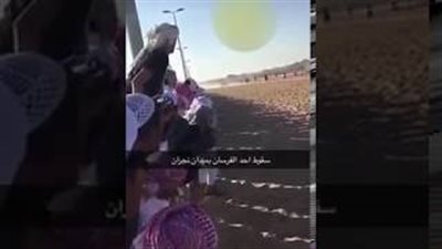 بالفيديو.. لحظة سقوط متسابق من فوق حصانه بطريقة مروعة