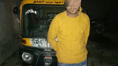 سائق توك توك يسحل أستاذا جامعيا لسرقة هاتفه في حدائق القبة