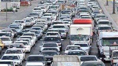 السيطرة على بقعة زيت تسببت في توقف حركة المرور أعلى كوبري بأسيوط