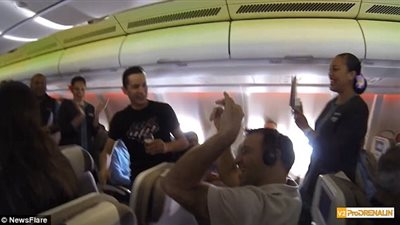 بالفيديو والصور.. شاب يطلب يد حبيبته على متن طائرة بمساعدة طاقمها