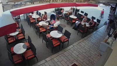 بالفيديو.. سائح يضع حشرة في طعامه للتهرب من دفع الحساب