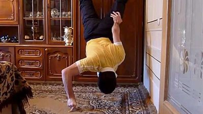 رجل يمارس تمارين الضغط على إصبع واحد (فيديو وصور)